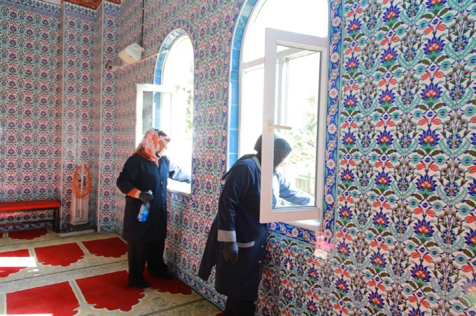 Camilerde bayram temizliği