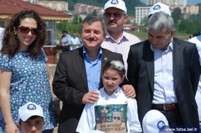 KAYMAKAM VE BAŞKAN ÖĞRENCİLERLE ÇÖP TOPLADI