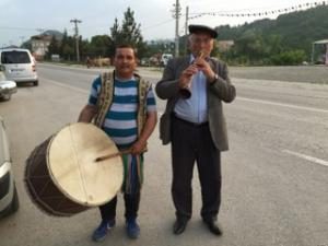 DAVULCULAR "İŞİMİZİ SEVEREK YAPIYORUZ"