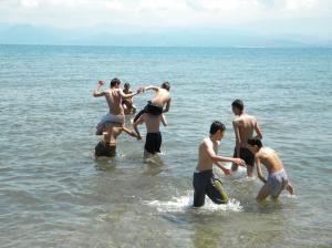 Denize akın ettiler