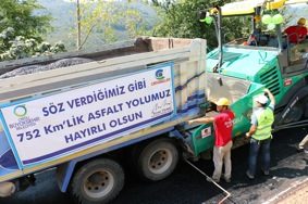 İHALENİN İLK SICAK ASFALTI DÖKÜLDÜ"