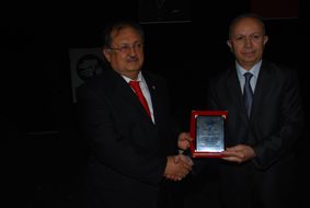 YURDAER’E ŞENEL’DEN PLAKET