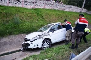 Otomobil sulama kanalına düştü