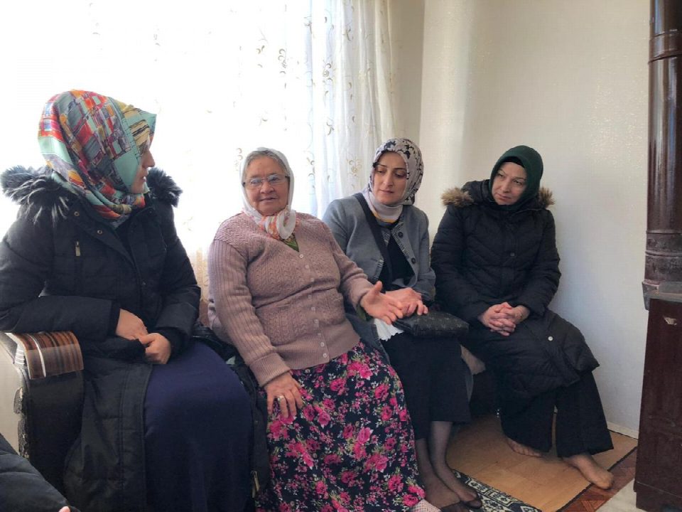 AK Kadınlar gönül eli uzatıyor