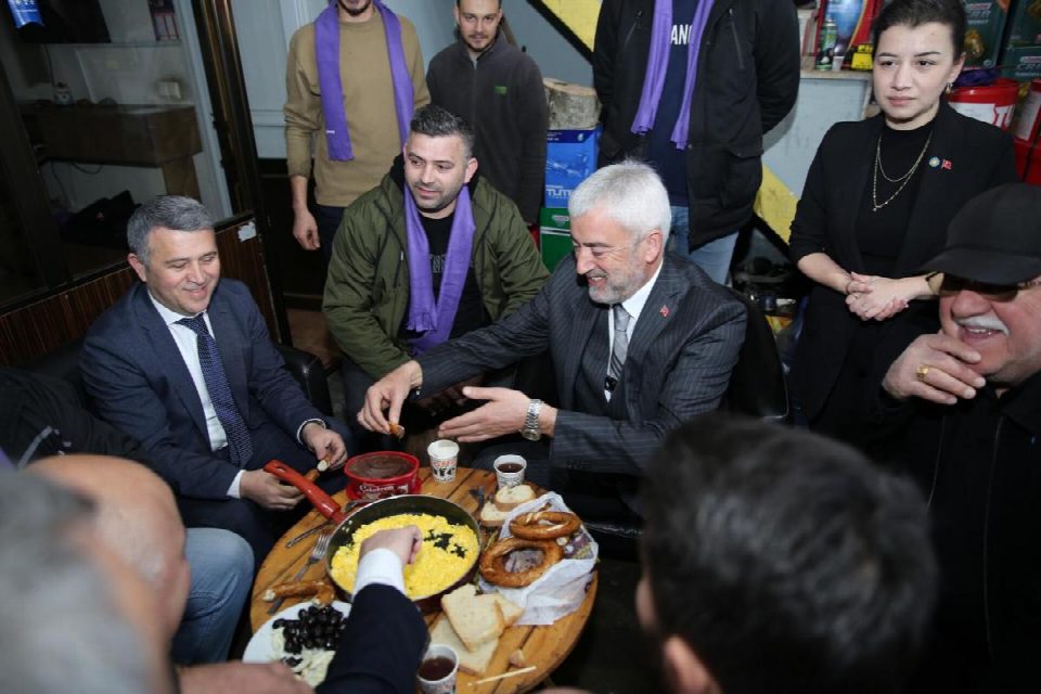 Fatsa'da Enver Yılmaz'a büyük ilgi!... Enver Yılmaz, sıkılmadık el, dokunmadık gönül bırakmıyor