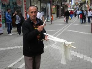Hem Geziyor Hem Serpme Örüyor