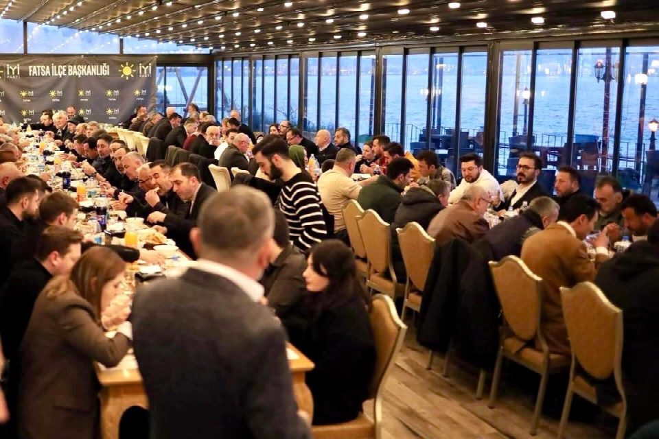 İYİ parti iftar yemeği verdi