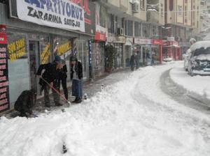 Fatsa esnafı dükkânlarının önünü temizledi