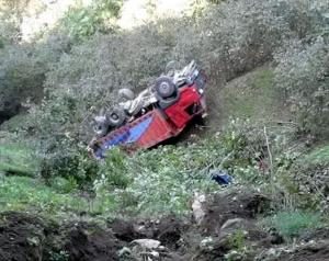 KAMYON UÇURUMA YUVARLANDI: 1 YARALI