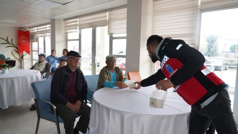 Fatsa belediyesi kandil simidi dağıttı