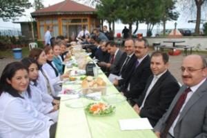 ÖĞRETMENLER GÜNÜNDE HAMSİ IZGARA PARTİSİ DÜZENLENDİ