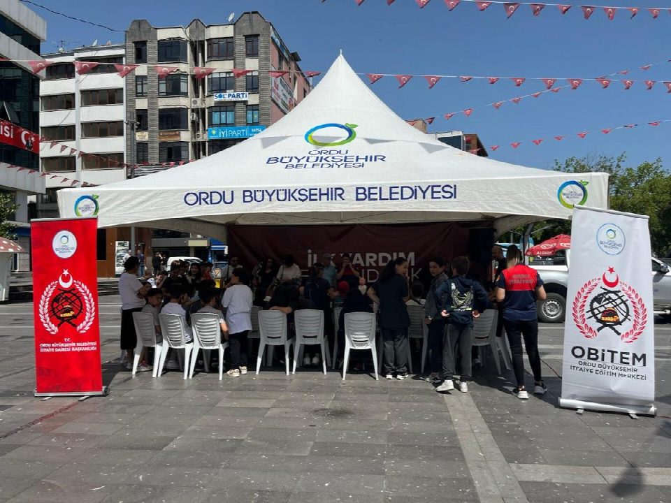 ORDU BÜYÜKŞEHİR BELEDİYESİ İTFAİYE DAİRESİ BAŞKANLIĞI TARAFINDAN FATSA CUMHURİYET MEYDANINDA İLK YARDIM FARKINDALIK EĞİTİMİ DÜZENLENDİ