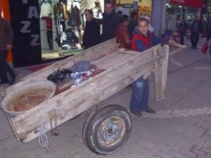 14 YAŞINDA, EKMEK PARASINI KAZANMAK İÇİN ÇALIŞIYOR