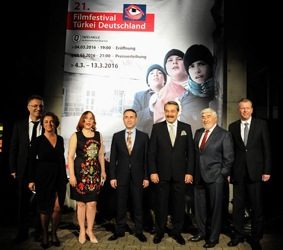 Kadir İnanır onur ödülünü aldı