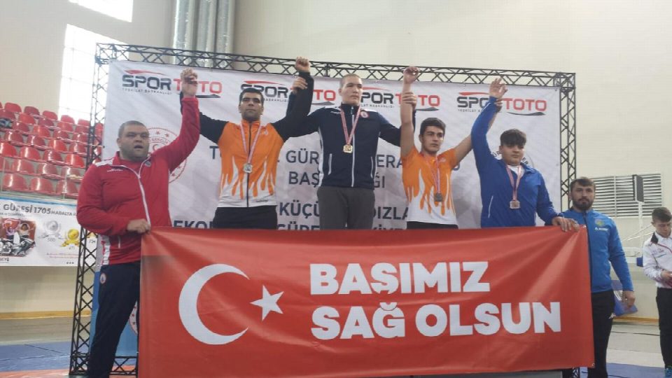 Güreşçilerimiz minderden madalyalarla döndü