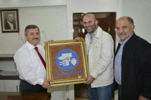 BAŞKAN ANLAYAN'A FINDIK KABUĞUYLA İŞLENMİŞ TABLO HEDİYE ETTİ
