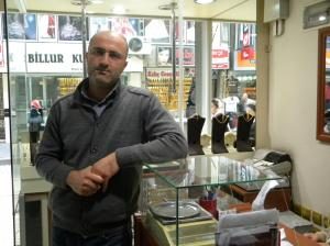 ALTIN BİR İNİP BİR ÇIKIYOR