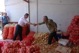 BAŞKAN ANLAYAN HAL ESNAFINI ZİYARET ETTİ