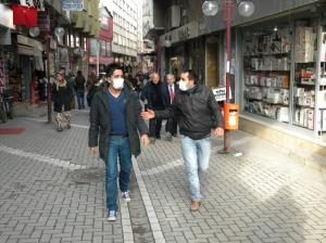 VATANDAŞLAR ARTIK MASKE TAKARAK GEZİYORLAR