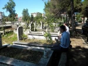 RAMAZAN BAYRAMI AREFESİNDE KABİR ZİYARETİ YAPTILAR