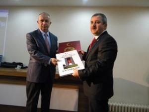 Fatsa Belediye Başkanı Hüseyin Anlayan İlçe Halk kütüphanesine, Kitap seti hediye etti