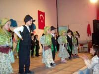 MİNİK ÖĞRENCİLERİN GÖSTERİLERİ İZLEYİCİLERİ BÜYÜLEDİ