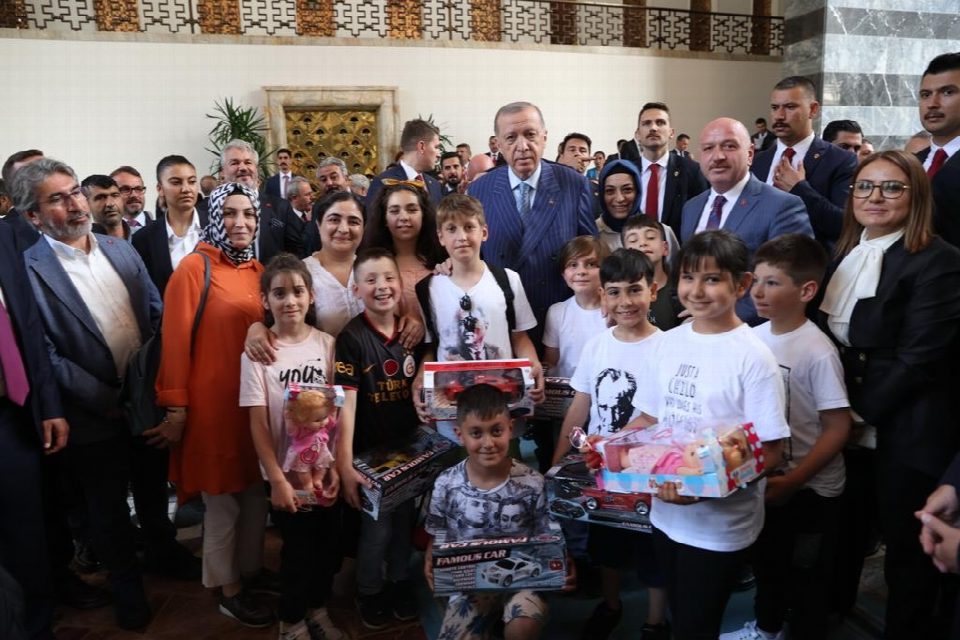 Öğrencilerle cumhurbaşkanını buluşturdu!