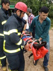 İTFAİYECİLERDEN SAĞLIK EKİBİNE YARDIM