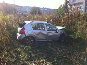 GÜVENLİK KAMERASINA YANSIYAN KAZADA OTOMOBİL TARLAYA UÇTU