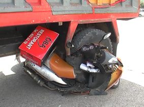 MOTORSİKLET KAMYON TEKERİNİN ALTINDA KALDI…