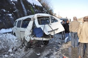 BUZLU YOLDA ZİNCİRLEME KAZA: 1 YARALI