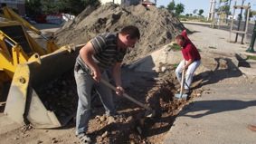 Mahalleli Belediyeye Kızdı, Yolu Kendisi Yapıyor