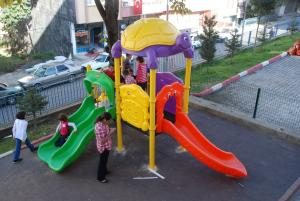 HEM ÖĞRENCİLER HEM DE MAHALLELİ ÇOCUKLAR İÇİN SEMT PARKI