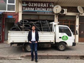 MÜŞTERİLERİNE BEDAVA LASTİK DAĞITTI