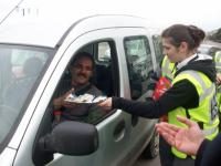 TRAFİK POLİSLERİ SÜRÜCÜLERE HEDİYELER VERDİ