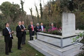 Ahirete intikal eden öğretmenler mezarları başında anıldı