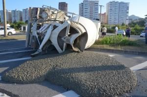 BETON MİKSERİ DEVRİLDİ: 1 YARALI