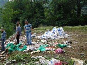 MOLOZLAR VE ÇÖPLER IRMAK KENARINDA