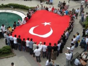 TÜRK BAYRAKLARIYLA BİRLİKTE TERÖRE LANET YAĞDIRDILAR