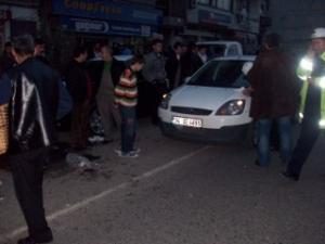 ARACINA BİNERKEN KAMYON ÇARPTI
