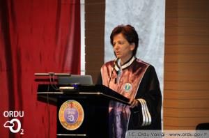 Doçent ünvanı alan Gürol Özcüre’ye cübbesini Ordu Üniversitesi Rektörü Prof. Dr. Tarık Yarılgaç giydirdi