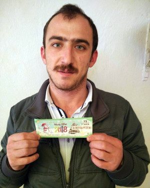 Satın Aldığı Çeyrek Bilete 5 Milyon TL İsabet Eden TIR Şoförü, Hayalindeki Otomobile Sahip Oldu