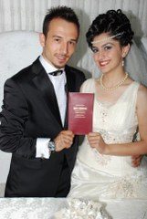 ŞURA VE ÖZCAN DÜNYA EVİNE GİRDİ