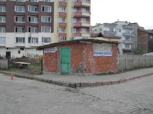TUVALETİN KALKMASINI BEKLİYORLAR