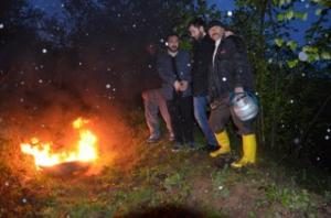 DON OLAYINA KARŞI ÖNLEM ALMAK İÇİN LASTİK YAKIYORLAR