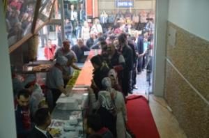 BEDAVA DÖNERE HÜCUM ETTİLER