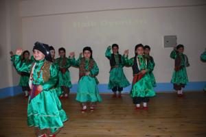MİNİK ÖĞRENCİLERDEN YILSONU GÖSTERİSİ