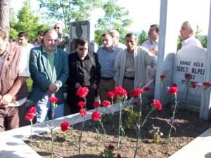 SİRET ALPER ÖLÜMÜNÜN 17. YILINDA MEZARI BAŞINDA ANILDI