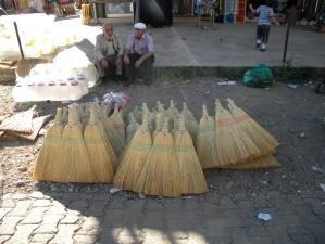 SÜPÜRGELERİ TARİHE GÖNDERİYORUZ