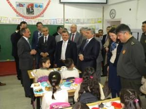 Sütler Dağıtılıyor